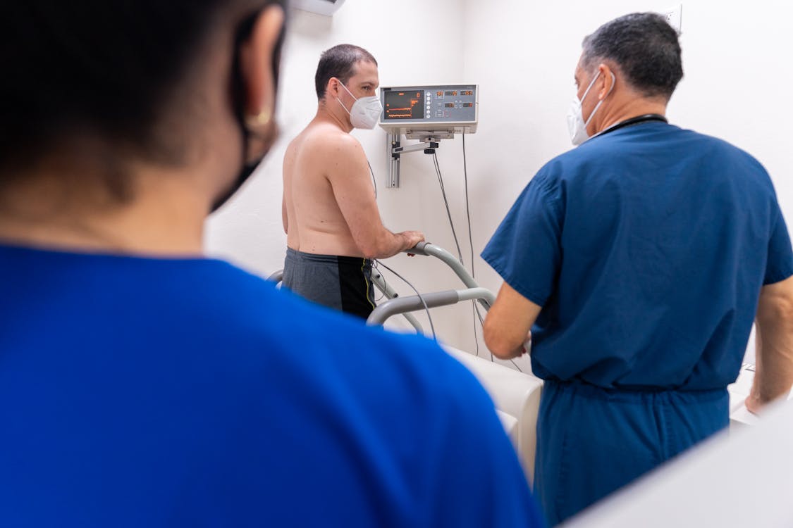 Athlete during VO2 Max testing with metabolic mask at Plus10 Longevity and Performance Center
