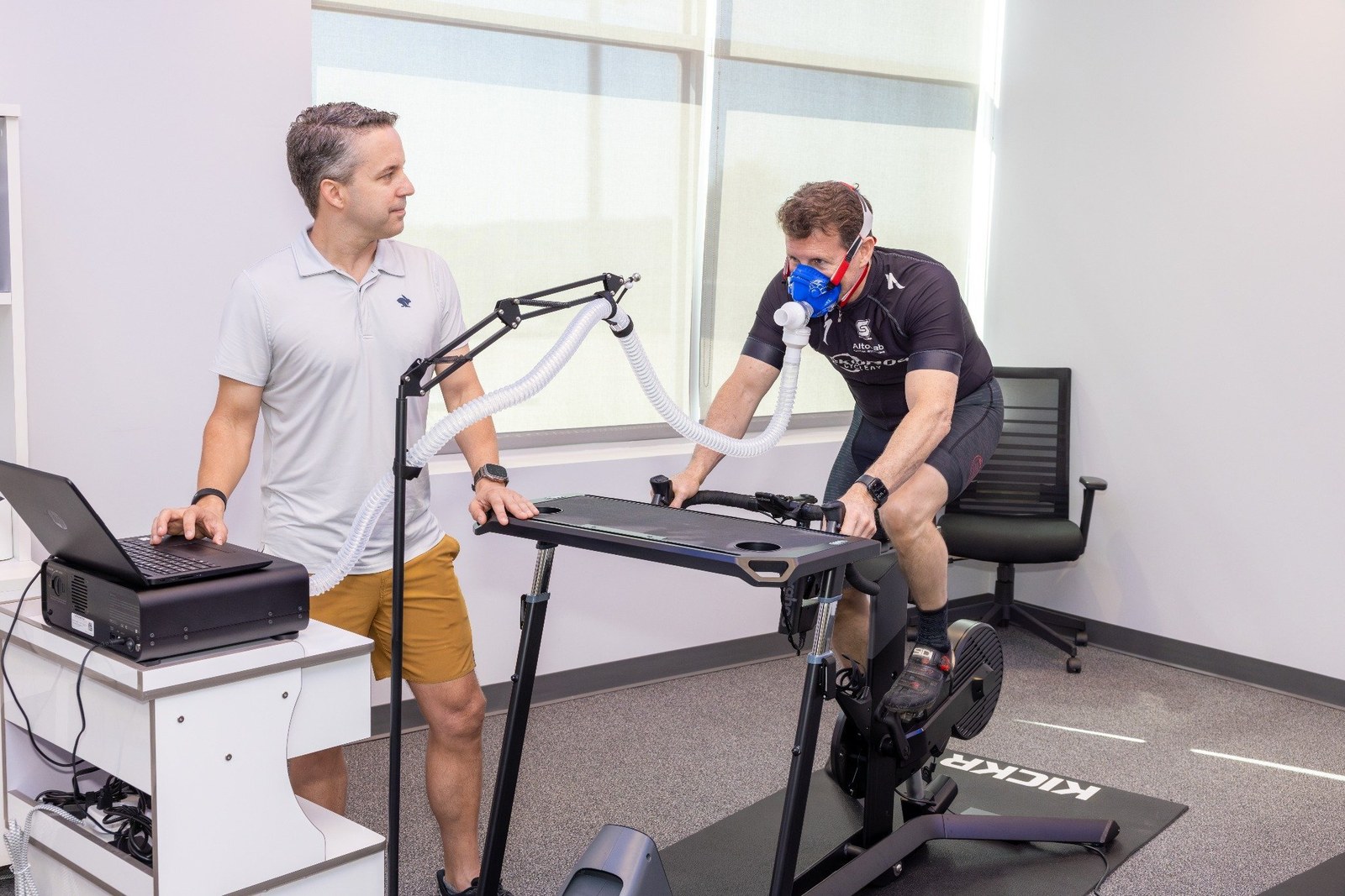 A VO2 max test in progress on a Wahoo KICKR setup at Plus10 Life